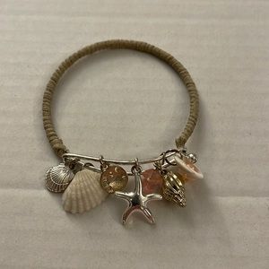 Pretty Shell Beach Themed Bracelet D21